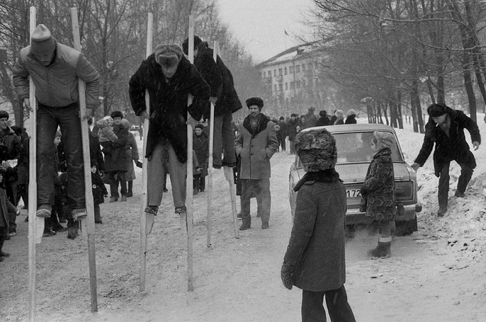 Шахтеры соревнуются на ходулях во время празднования Масленицы в Новокузнецке.
