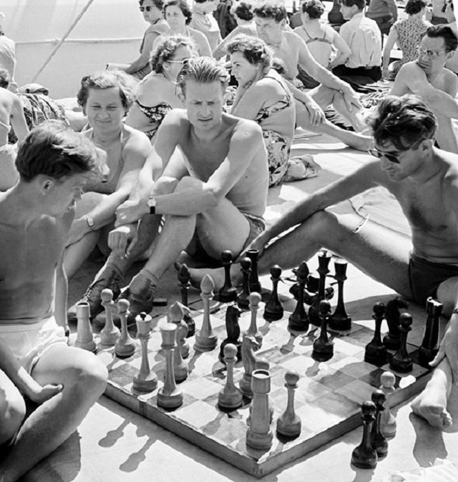 Мужчины играют в шахматы на борту теплохода во время круиза вокруг Европы.