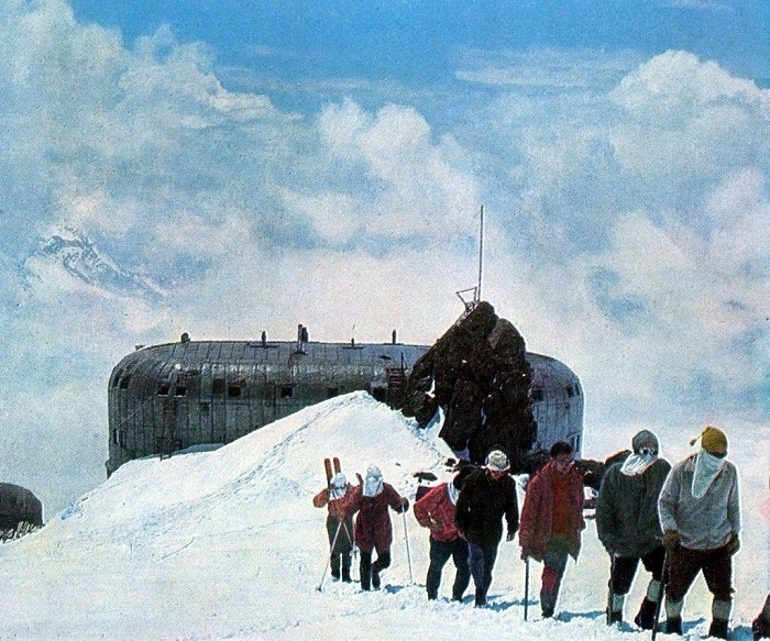 Группа покидает гостиницу для альпинистов, расположенную на горе Эльбрус.