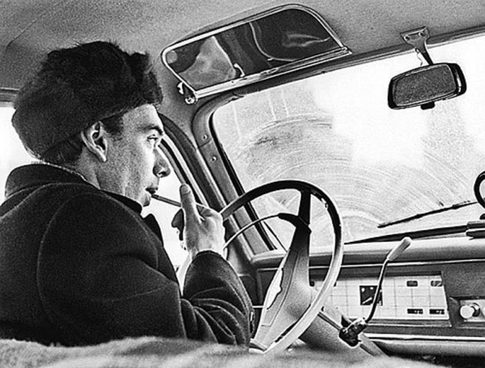 Советский актер Алексей Баталов за рулем своего автомобиля «Москвич».