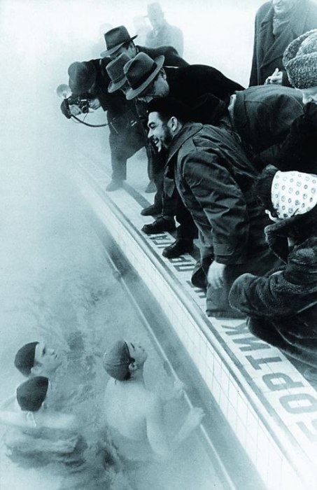 При посещении бассейна «Москва» Эрнесто «Че» Гевара был удивлен, что люди купаются, не смотря на холодное время года.