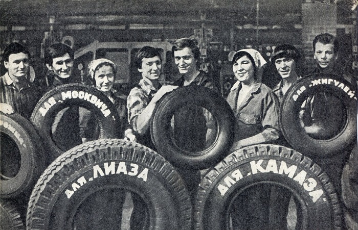 Работники Нижнекамского шинного завода демонстрируют выпускаемые изделия – автомобильные шины.