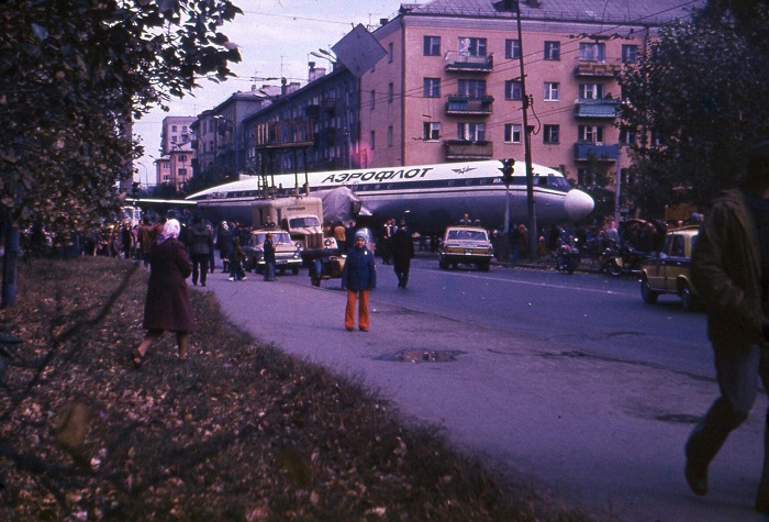 Улица Малышева в Свердловске, через которую пассажирский самолет Ил-18 транспортировали в парк Энгельса.