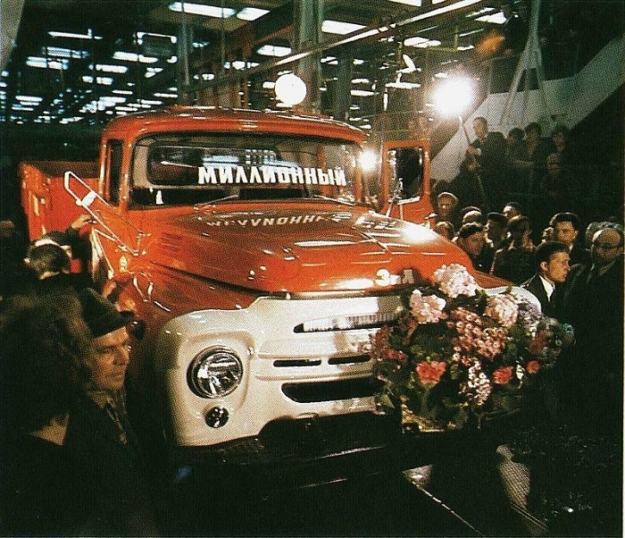 Памятная фотография рабочих Московского автомобильного завода имени Ивана Лихачева на фоне миллионного грузовика.