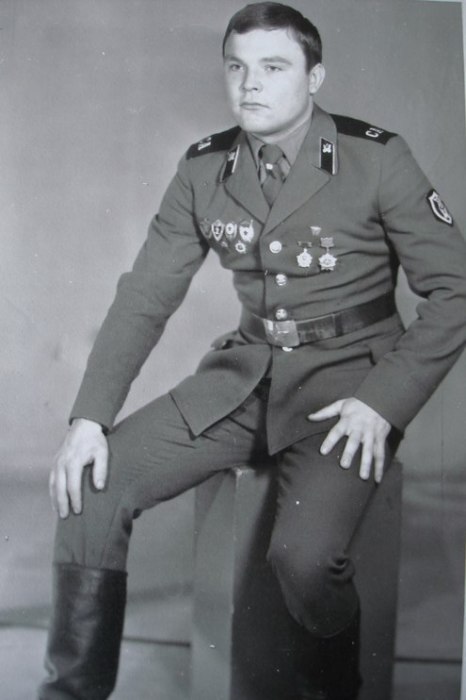 Армейский снимок Михаила Воробьева (впоследствии известного как Михаил Круг) в городе Лебедин Сумской области (УССР).