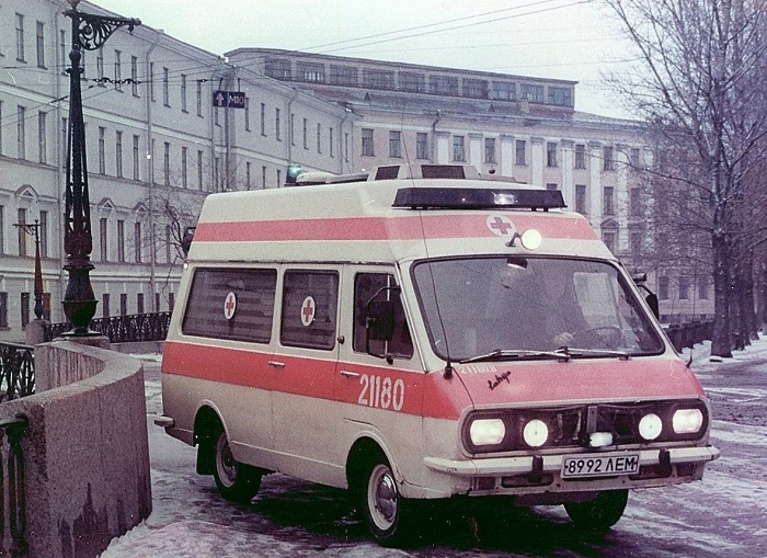 Автомобиль скорой медицинской помощи РАФ-ТАМПО на улице Ленинграда.