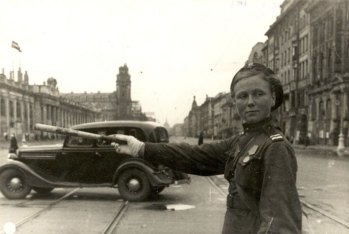 Младший сержант милиции Ирина Пажинская во время работы на посту.