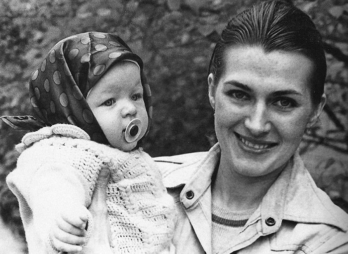 Девочка Мила (в будущем Мила Йовович) на руках у матери Галины Логиновой.