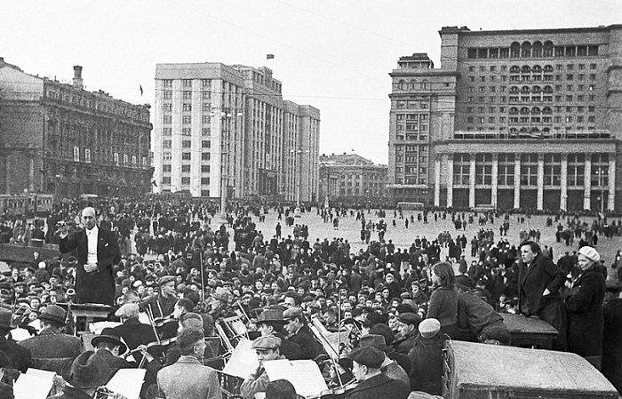 Большой Государственный симфонический оркестр выступает на Манежной площади в Москве в честь Дня Победы.
