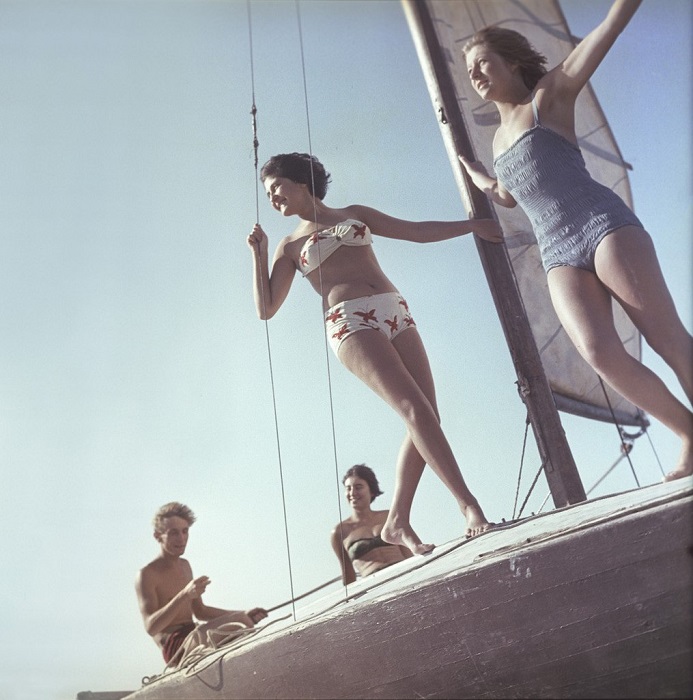 Советские девушки в купальниках позируют на борту яхты.