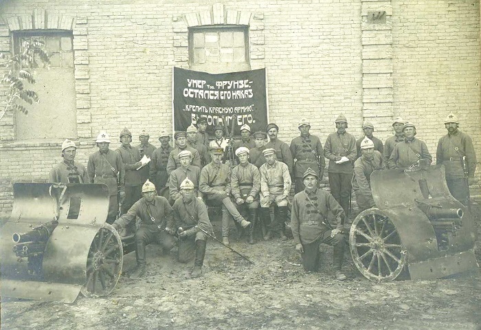 Отряд рабоче-крестьянской Красной армии, вооруженный 76-мм горными пушками системы «Данглиз-Шнейдер» образца 1909 года.