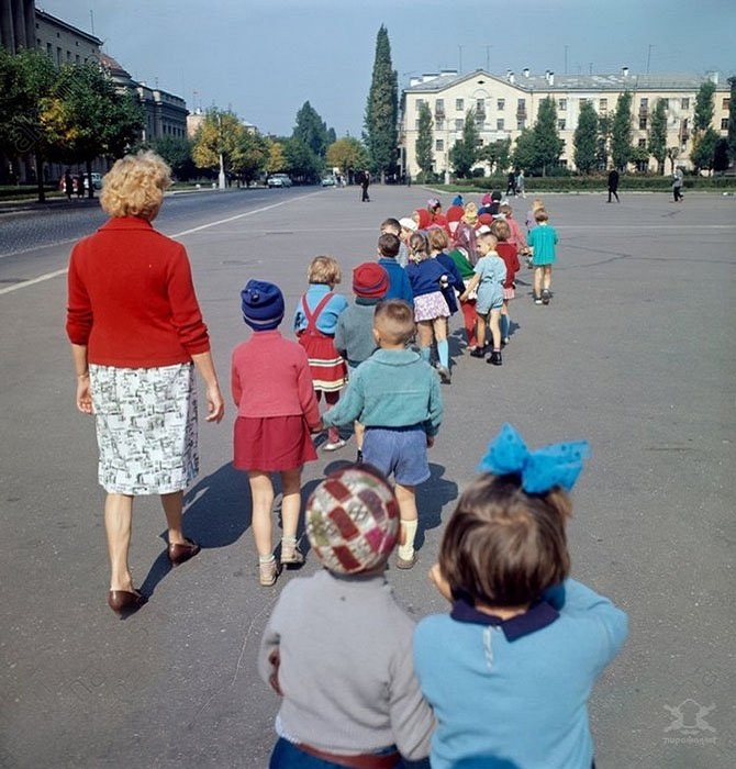 Воспитанники советского детского сада на прогулке.