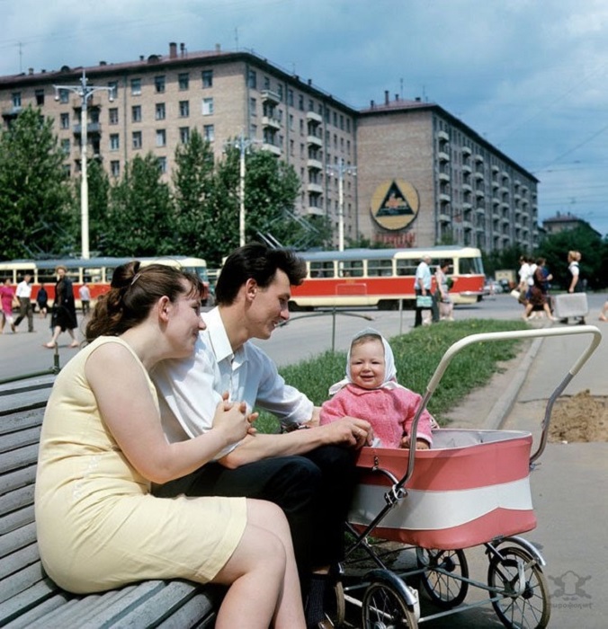 Счастливая молодая семья в сквере на Ленинском проспекте.