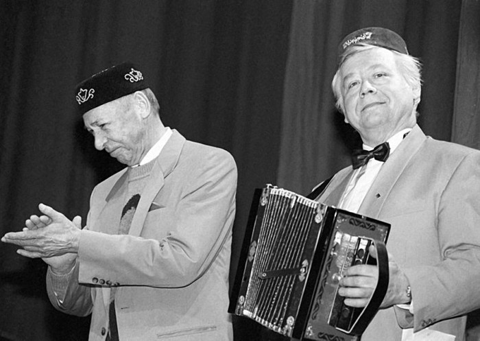 Олег Ефремов и Олег Табаков на сцене МХАТа. 1 ноября 1993 года. Фото Анатолия Морковкина.