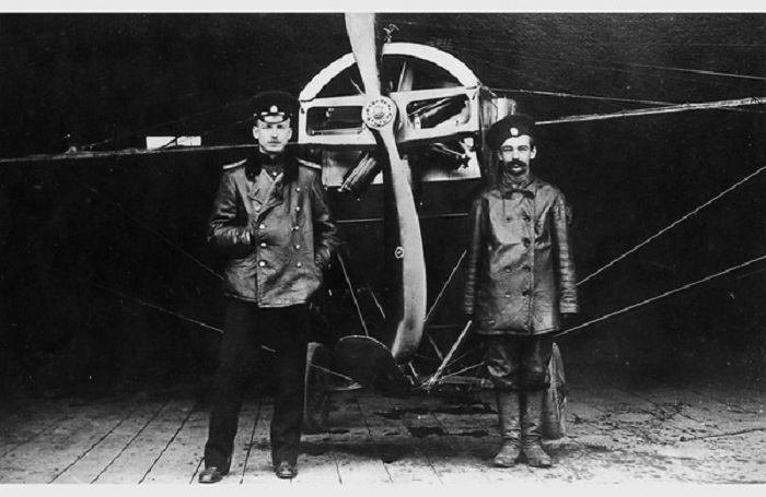 Штабс-капитан Петр Нестеров и его механик унтер-офицер Геннадий Нелидов возле самолета «Ньюпорт-IV». 1914 год.
