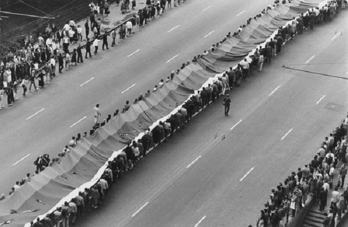 Многотысячное траурное шествие, посвященное захоронению защитников Белого дома. Август 1991 год.