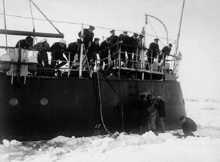 Перед погружением в воды Ледовитого океана. 1913 год.