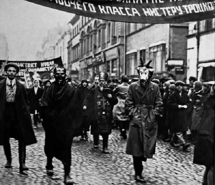 Массовые шествия народа с лозунгами и масками, 1917 г.