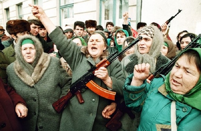 Чеченские женщины протестуют во время антироссийской акции перед зданием парламента. 15 декабря 1994 год.