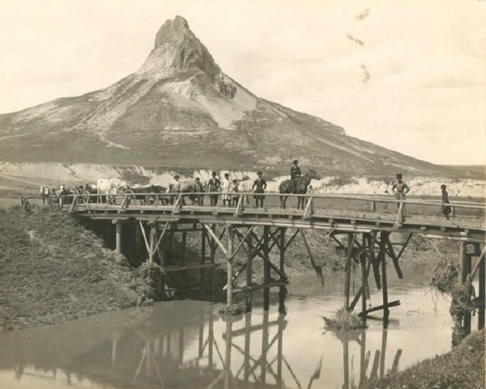 Переправа через мост возле горы Кинжал. 1890-е года.