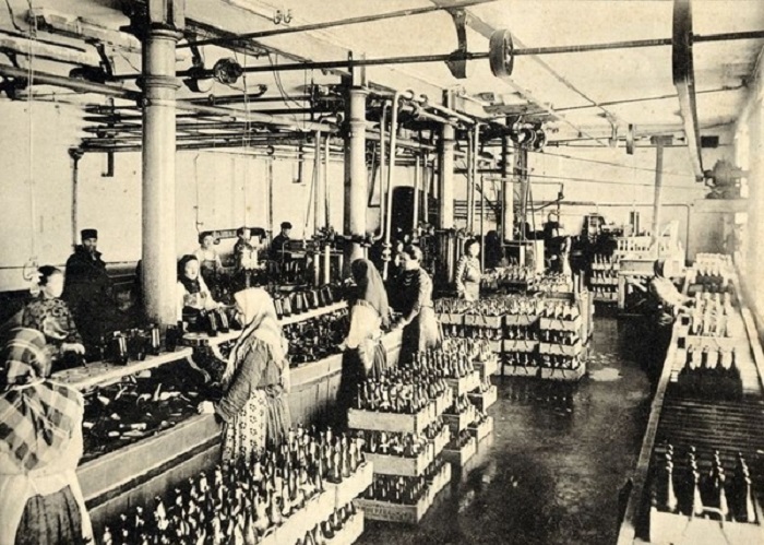 Женщины моют бутылки и подготавливают к разливу пива. 1895 - 1905 года.