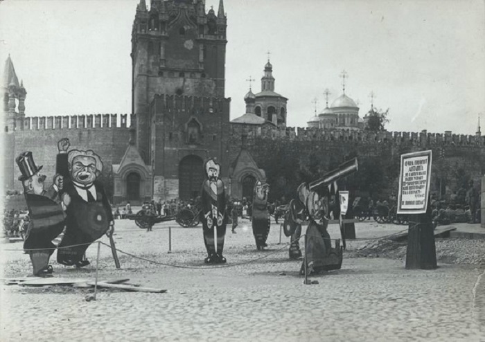 Сатирические рисунки на Красной площади. Между 1919 - 1920.