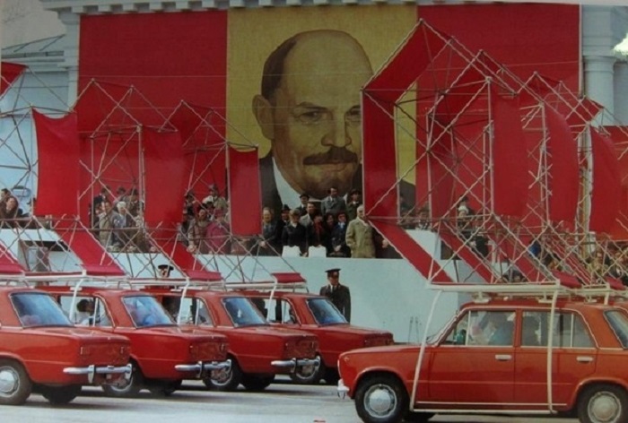  Демонстрация в Тольятти: автомобили ВАС перед правительственной трибуной. 1981 год.