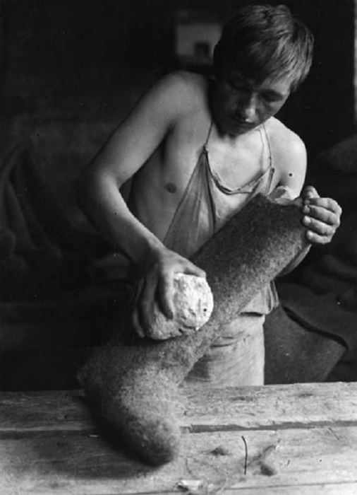 Изготовление валено из овечей шерсти. Город Кимры, Тверская область, 1930 год.
