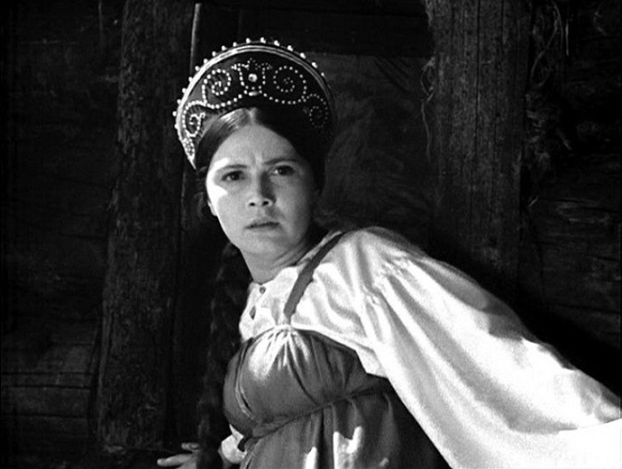 Классическая русская красавица сыграла главную женскую роль в фильме-сказке «Василиса Прекрасная» (1939 год).