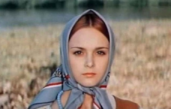 Профессиональная балерина с выразительными глазами сыграла Аленушку – главную женскую роль в киносказке «Финист – ясный сокол» (1975 год).