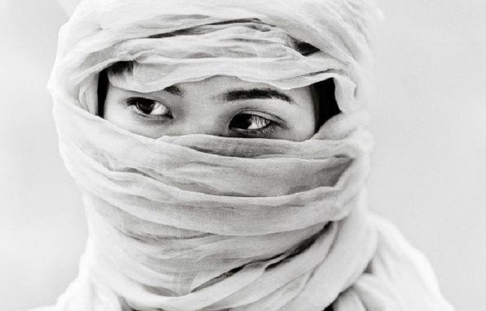 Минималистический черно-белый портрет вьетнамского жителя фотографа Thomasа Jeppesenа (Томаса Джеппесена).