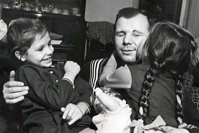 Юрий Алексеевич с дочерьми Галей и Леной.