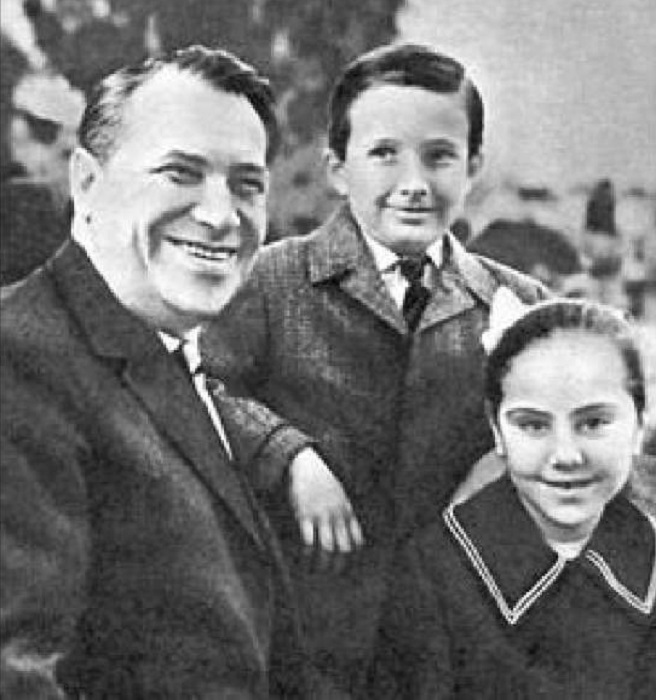 Марка Наумович с детьми Жаном и Натальей.