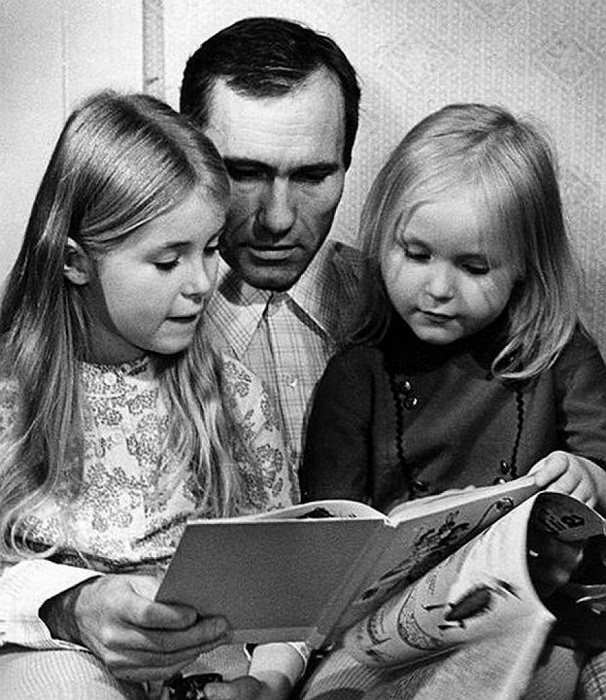Василий Макарович с дочерьми Машей и Олей.