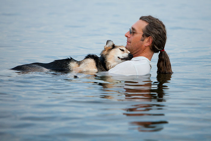 Каждую ночь этот человек нес свою 19-летнюю собаку страдающую от артрита в теплую воду озера чтобы облегчить боль и заставить её немного поспать.
