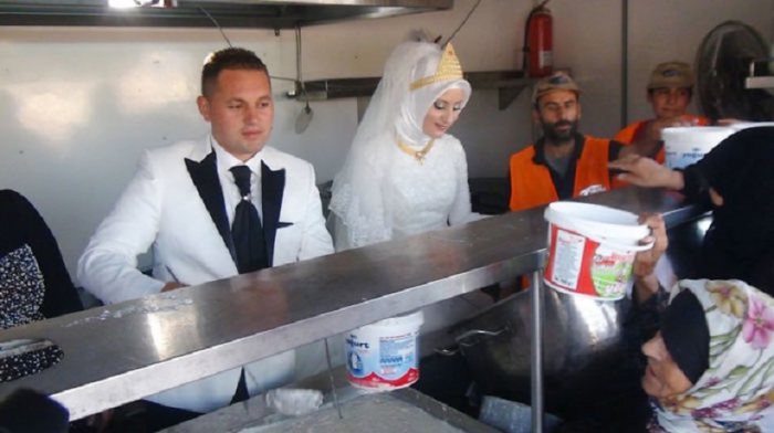 Жених и невеста вместо свадьбы накормили 4000 беженцев.