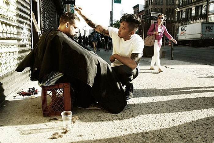 Каждое воскресенье парикмахер из Нью-Йорка бесплатно подстригает бездомных.