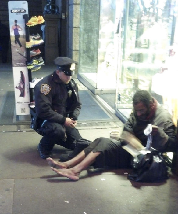 Полицейский купил бездомному обувь Лоуренс ДеПримо.