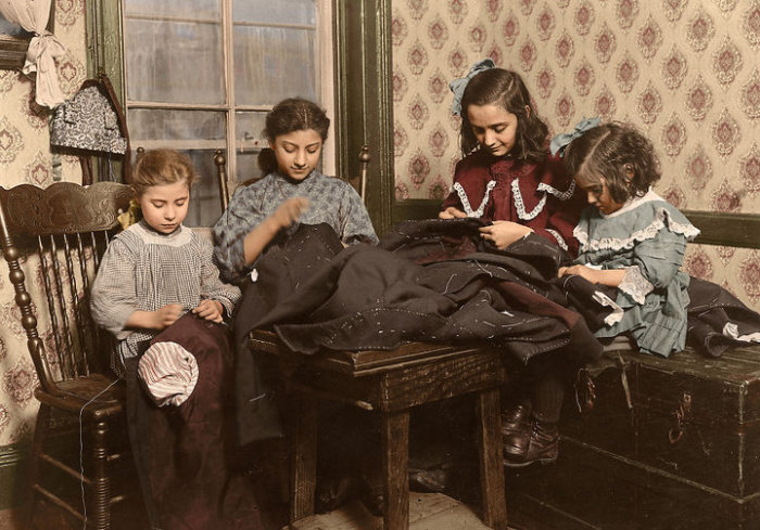 Маленькие работницы - 6, 11, 12 и 5 лет – заняты пошивом одежды.