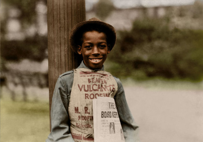 11-летний Роланд, продающий газеты на улице города.