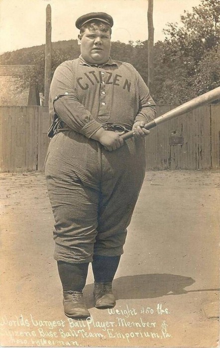 Старая фотография самого большого бейсболиста, который весил 450 фунтов-это 204 килограмма.
