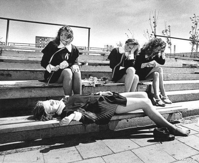 Литовские школьницы в ожидании, когда прозвенит последний звонок в 1970 ученом году.