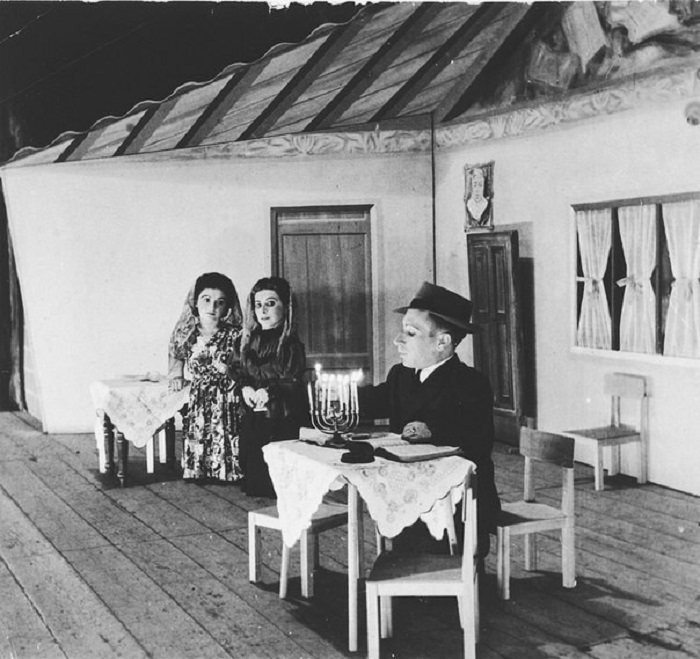 Фотография семьи лилипутов из Румынии. 