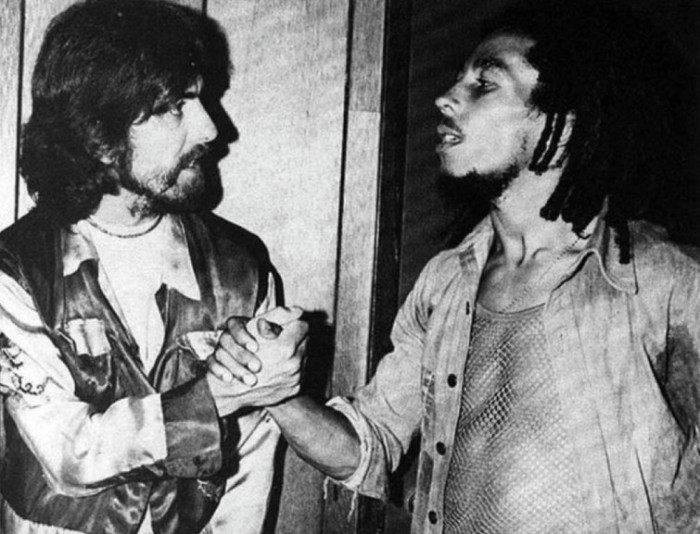 На снимке 1975 года запечатлен Джордж Харрисон, более известен как соло-гитарист и исполнитель в стиле регги - Боб Марли.