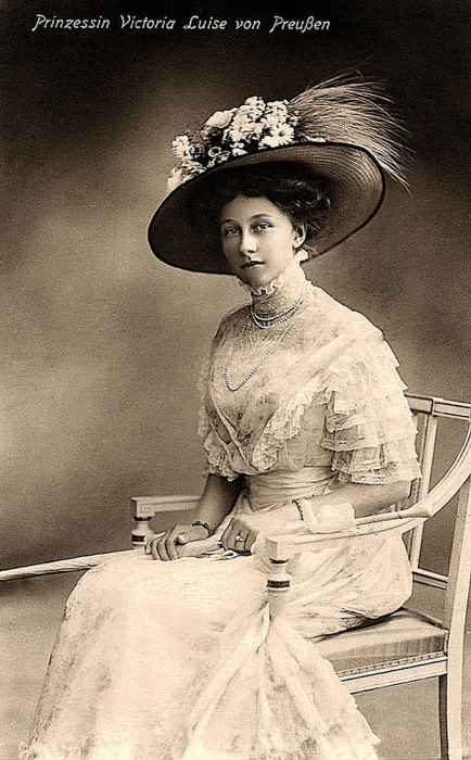 Дочь германского императора Вильгельма II, супруга Эрнста Августа Брауншвейгского, мать греческой королевы Фредерики.