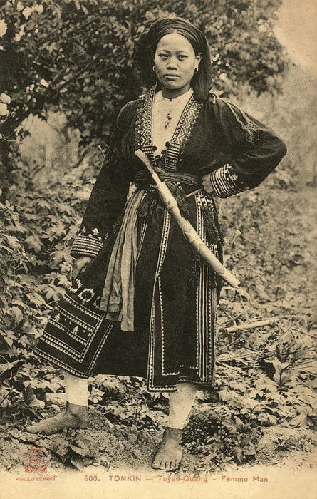 Молодая вьетнамская женщина с мечом.