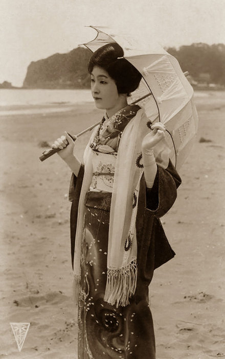 Японская женщина с зонтиком.