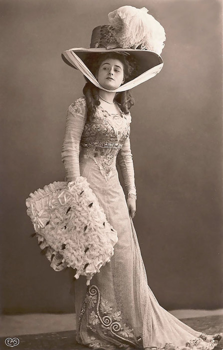 В конце 1900-х годов, женские шляпы значительно увеличились в своих размерах.