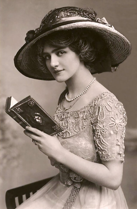 Была наиболее фотографируемой английской актрисой и певицей Эдвардианской эпохи.