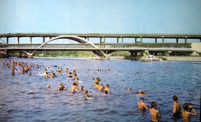 Купание у двухуровневого моста через Москву-реку.